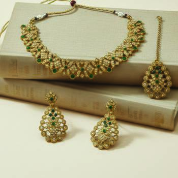 Gold plated traditional bridal kundan-style necklace set with earrings & maangtikka 2