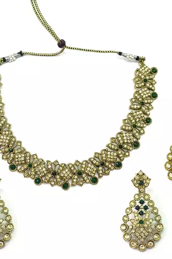 Gold plated traditional bridal kundan-style necklace set with earrings & maangtikka