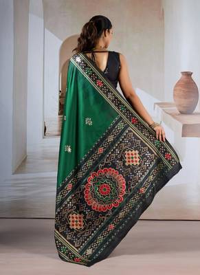 Green patola handloom weaving silk Blend saree 3