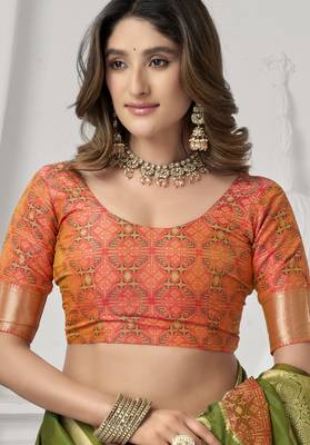 Mehendi soft silk blend saree with elegant fancy pom-pom pallu 4