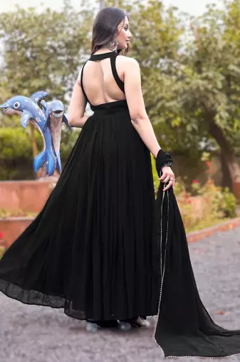 elegant georgette sleeveless gown with crepe inner