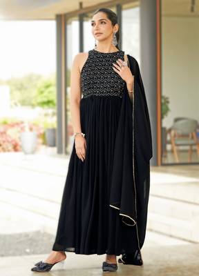 elegant georgette sleeveless gown with crepe inner 3