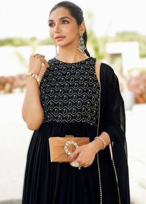 elegant georgette sleeveless gown with crepe inner 4