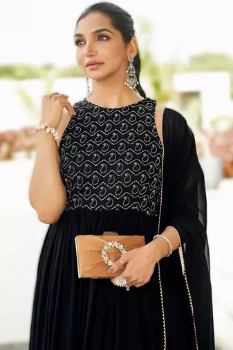 elegant georgette sleeveless gown with crepe inner