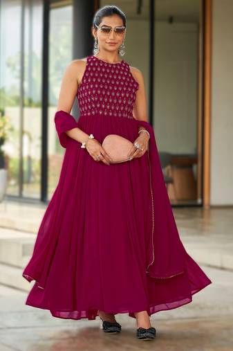 elegant georgette sleeveless gown with crepe inner