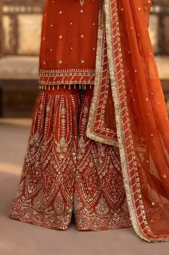 elegant georgette sleeveless gown with crepe inner