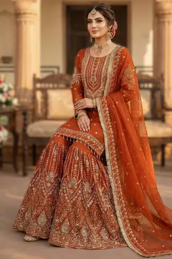elegant georgette sleeveless gown with crepe inner