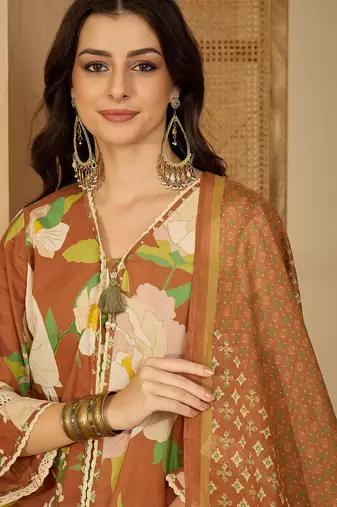 Stylish v-neck printed kurta set