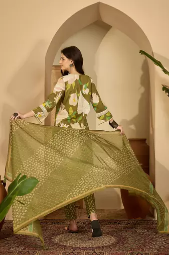 Stylish v-neck printed kurta set