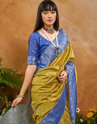 Yellow weaving paper silk blend saree with matching paper silk blend blouse 3