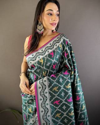 jacquard woven pattern dark green lichi soft silk blend banarasi saree 3