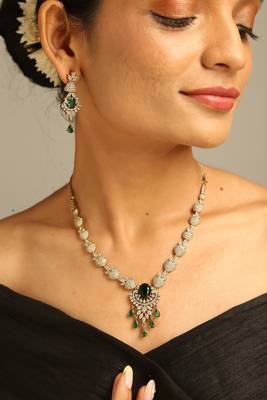Emerald leaf motif festoon necklace 1