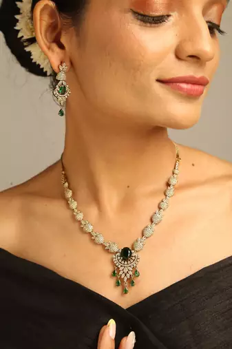 Emerald leaf motif festoon necklace