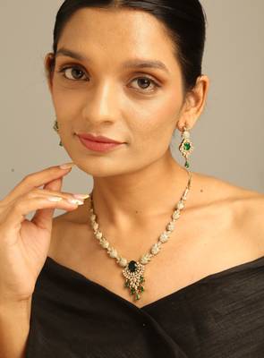 Emerald leaf motif festoon necklace 3