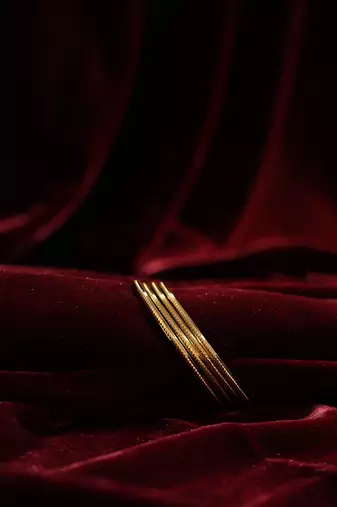 Ribbed high-polish gold bangles