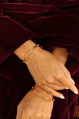 Minimalist wave diamond bangle