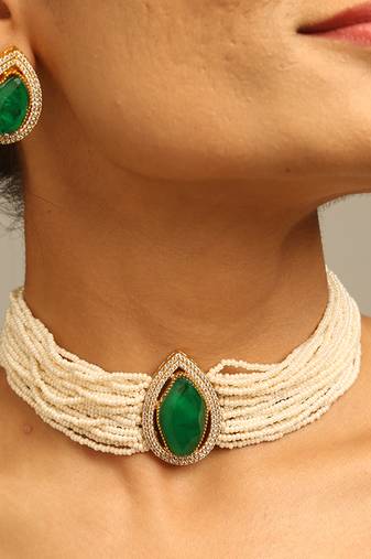Teardrop emerald pearl galabandh
