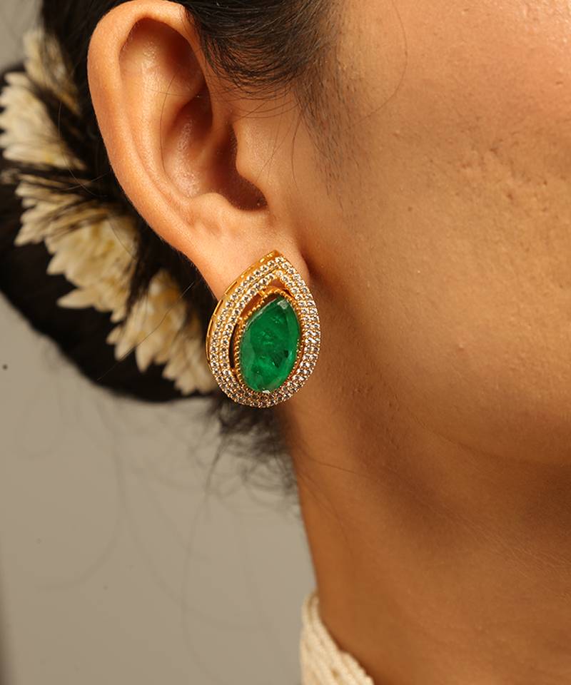 Teardrop emerald pearl galabandh