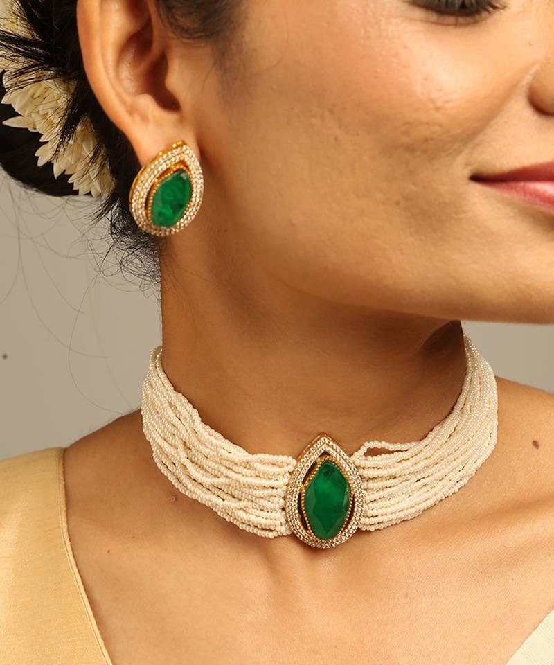 Teardrop emerald pearl galabandh