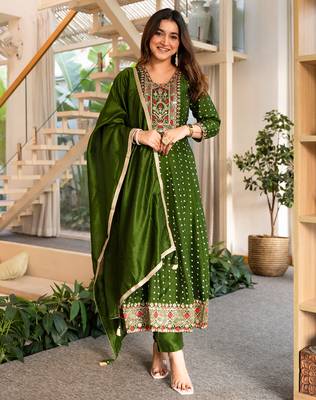 Green women kurta pant dupatta set 1