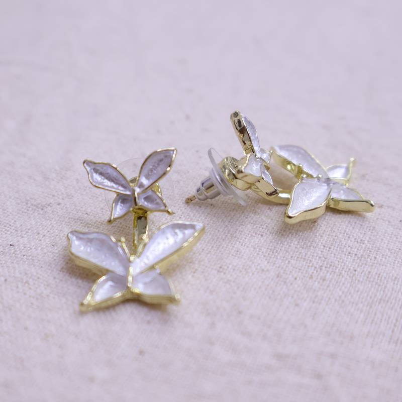 Women’s silver floral stud earrings | elegant flower design fashion jewelry