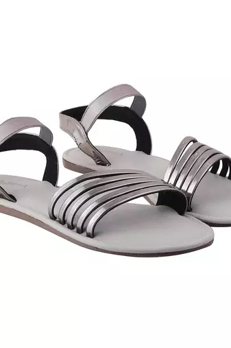 Relaxed fit flat weekend sandal