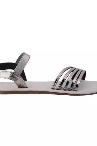 Relaxed fit flat weekend sandal