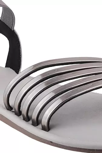 Relaxed fit flat weekend sandal