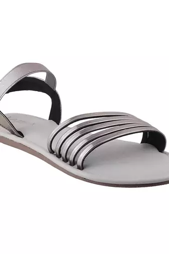 Relaxed fit flat weekend sandal