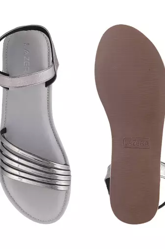 Relaxed fit flat weekend sandal