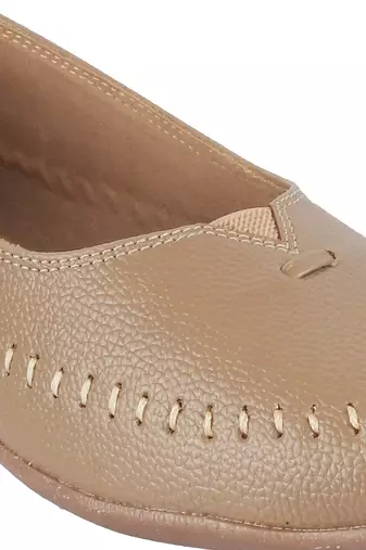 Modern flat close-toe everyday sandal (1320)