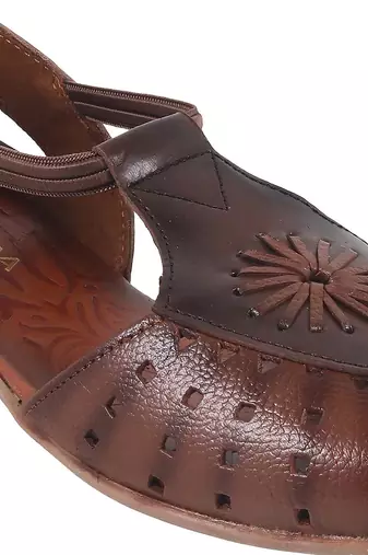 Modern flat close-toe everyday sandal (1353)