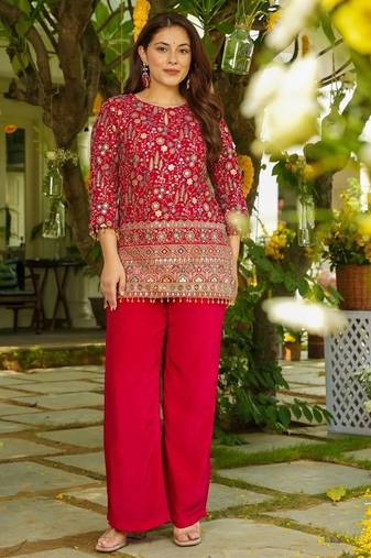 Women's silk traditional motiff embroidered short kurta palazzo set