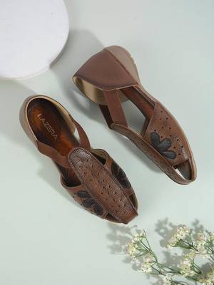 Modern flat close-toe everyday sandal 1