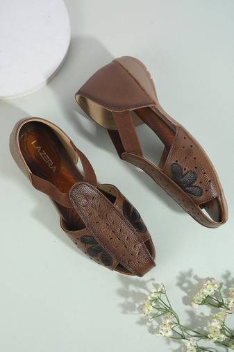 Modern flat close-toe everyday sandal