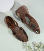 Modern flat close-toe everyday sandal