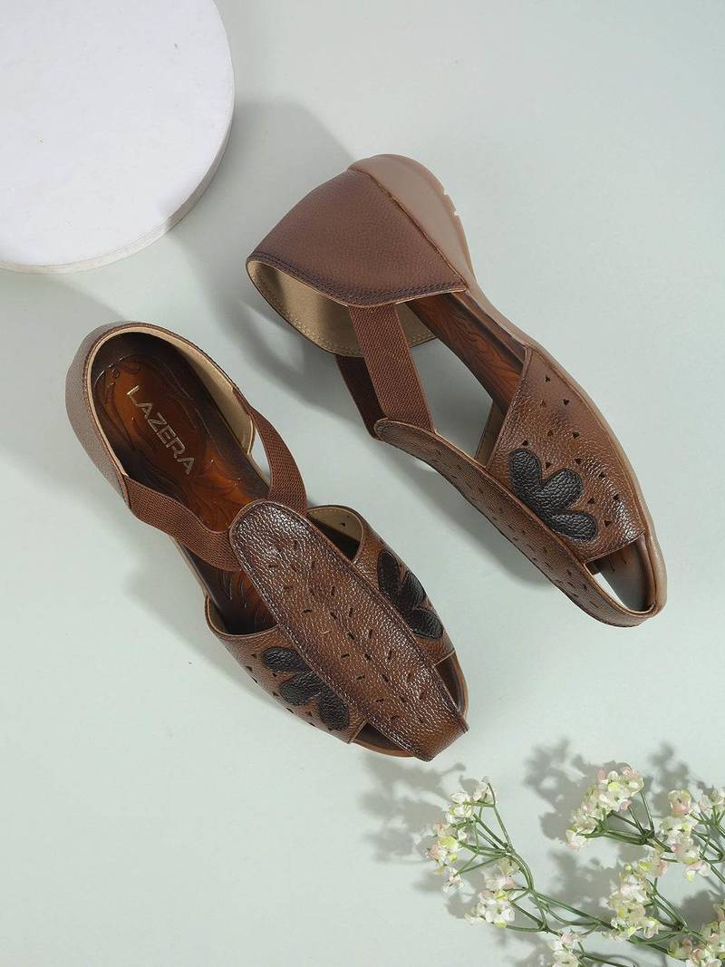 Modern flat close-toe everyday sandal