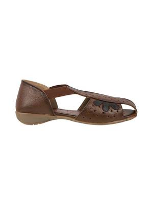 Modern flat close-toe everyday sandal 2