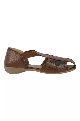 Modern flat close-toe everyday sandal