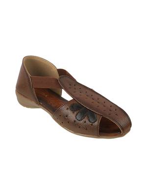 Modern flat close-toe everyday sandal 3
