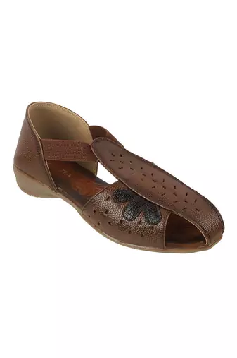 Modern flat close-toe everyday sandal
