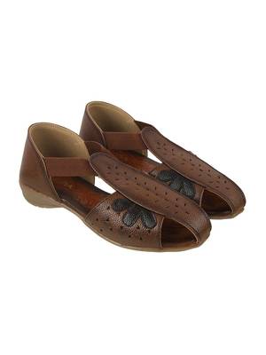 Modern flat close-toe everyday sandal 4
