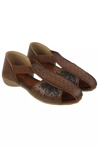 Modern flat close-toe everyday sandal
