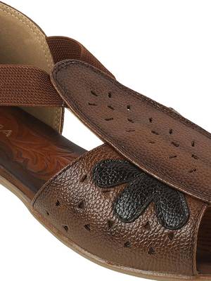 Modern flat close-toe everyday sandal 5