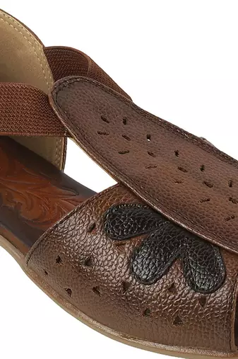 Modern flat close-toe everyday sandal