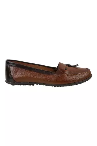 Modern flat close-toe everyday sandal (1514)