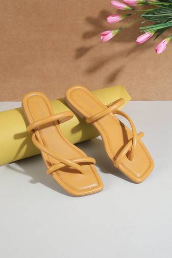 Women's strappy flat sandals