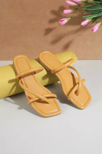 Women's strappy flat sandals