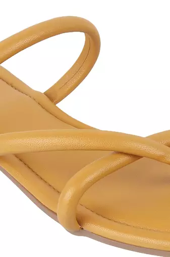 Women's strappy flat sandals