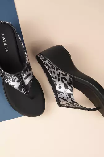 Lazera women’s animal print wedge thong sandals (1612)